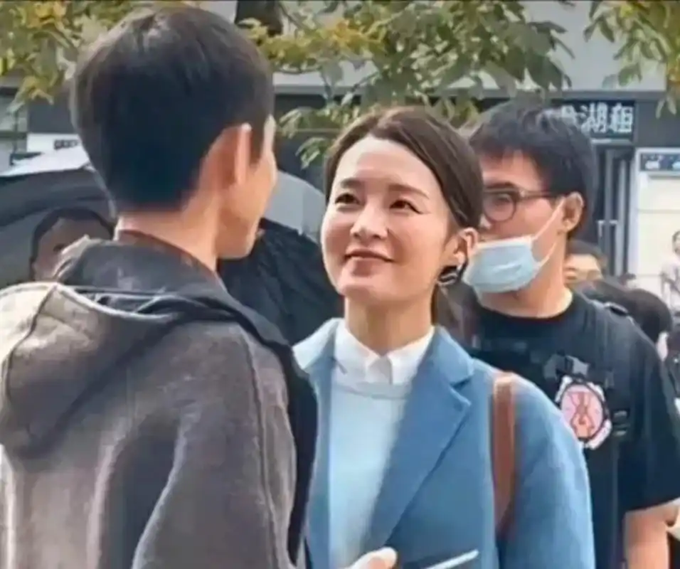 张一山李沁恋情曝光,近日张一山李沁被媒体拍到手牵着手一起逛街的