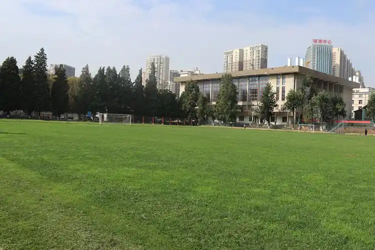 p>昆明理工大学附属中学(简称"昆理工附中")是 a target="_blank"