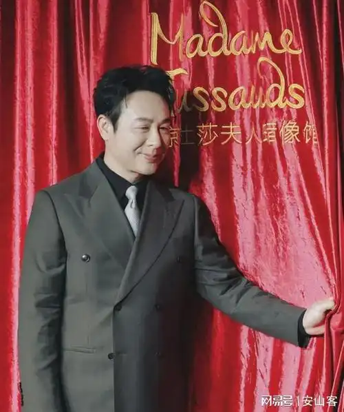当红色的幕布拉开的一刹那,张颂文看到跟自己一模一样的蜡像,第一反应