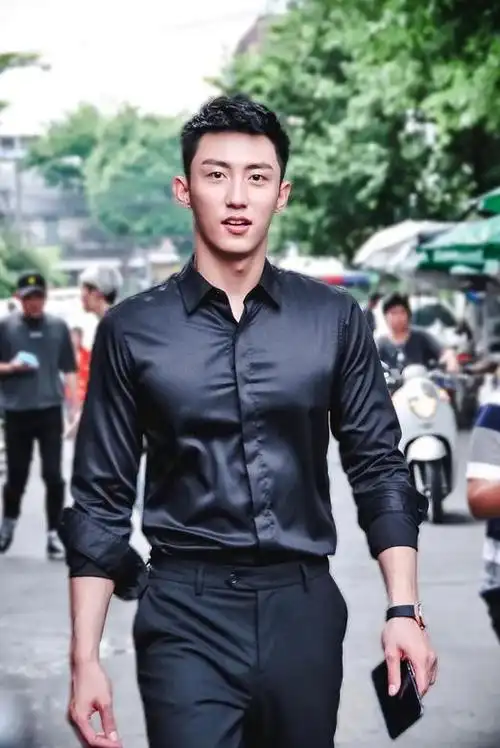 身材高挑,身高达187厘米,肩宽腿长,外形堪称完美.