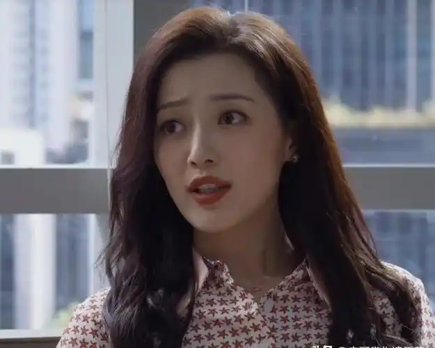 豁出去了!金晨再次上演姐弟恋,直接将她的事业线暴露无疑