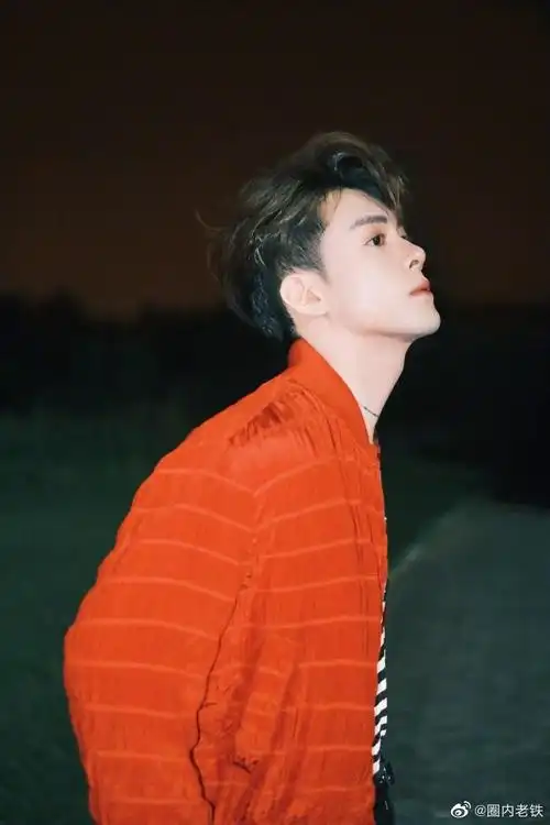 曾舜晞红衣氛围感四宫格随拍#哇娃娃这红衣也太惊艳了吧,新壁纸ge了