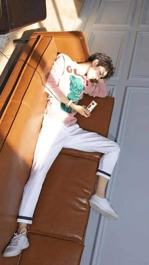 王源不愧是重庆第一刚哥晒八块腹肌狂撩粉