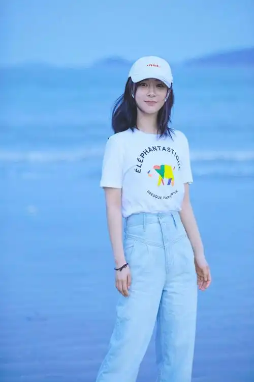 杨紫夏日海边写真