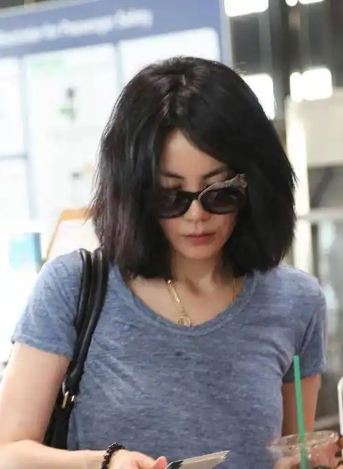 原创王菲机场穿搭真低调灰色t恤配灯笼裤好随性50岁发量太惊人