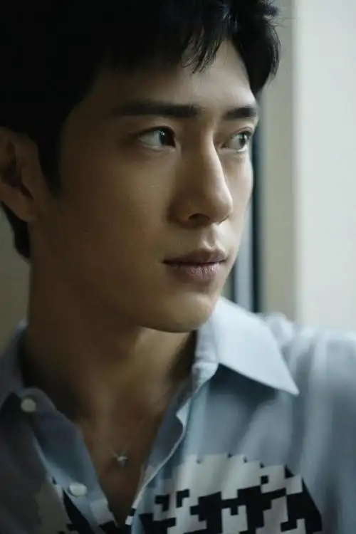 井柏然直播活动造型写真释出蓝色印花衬衫展文艺男神范