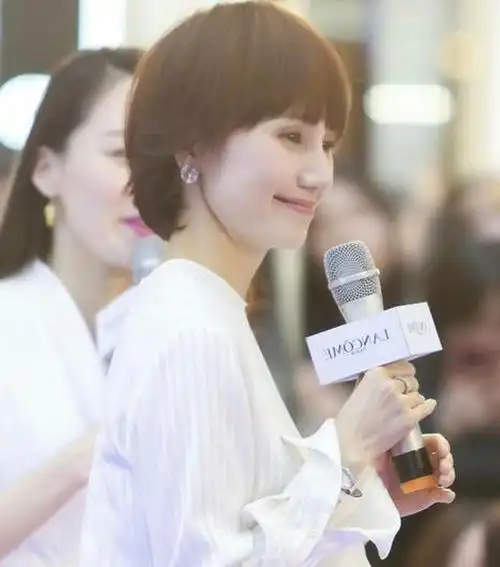 袁泉活动照片曝光,气质干净,毫无杂质!