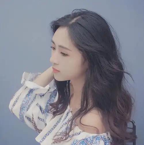 女头长发侧脸