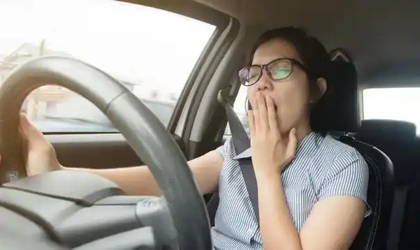 车开烂才懂高速犯困别喝红牛1个笨方法困意消失了