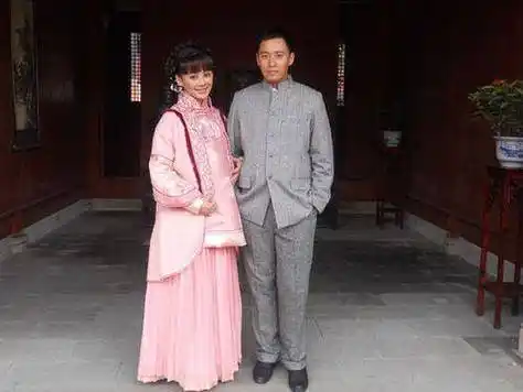 王小毅在跟宁静交往一