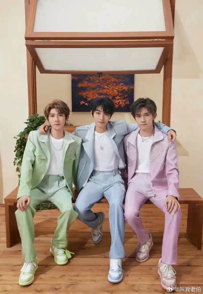 王源王俊凯,易烊千玺十周年演唱会,他们三个父母都坐在一起,他们看