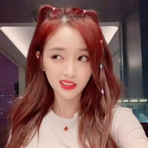 火箭少女101吴宣仪换发型辫子扎一节一节可爱到犯规