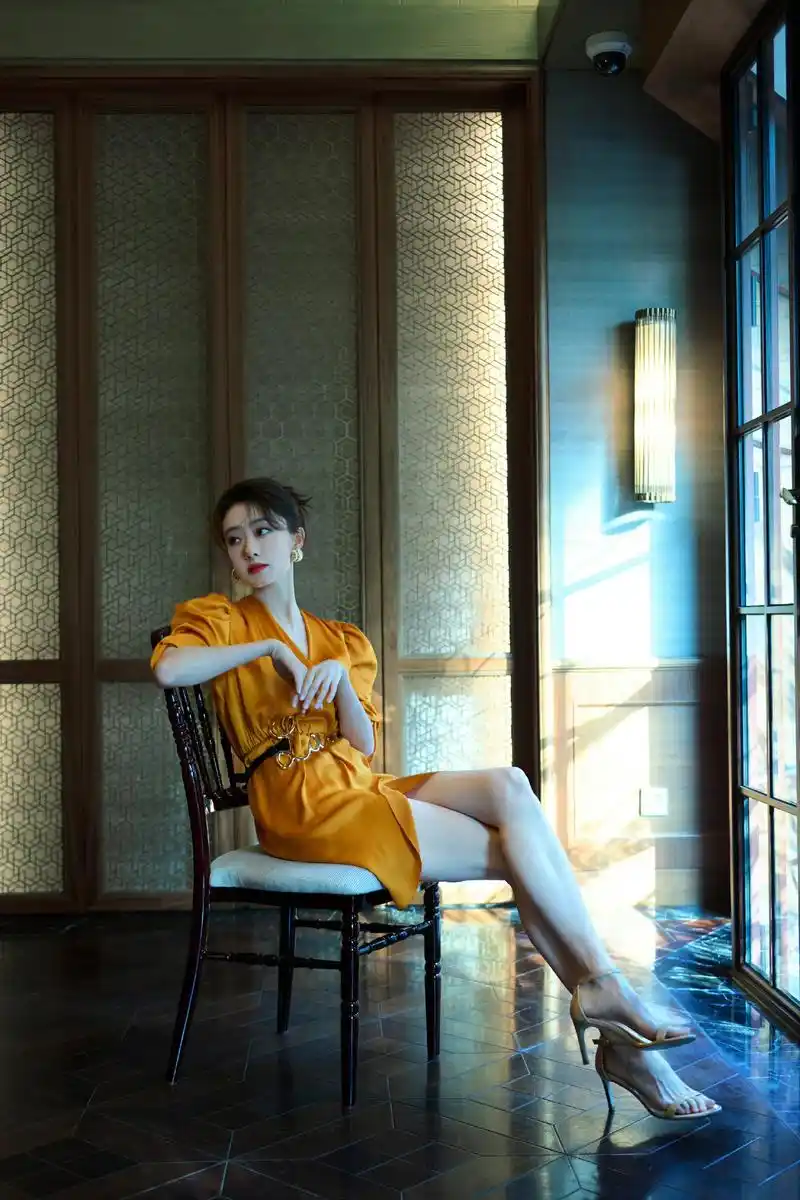 张小斐风格大突破,猫眼妆妩媚又妖娆,这长腿谁看不心动