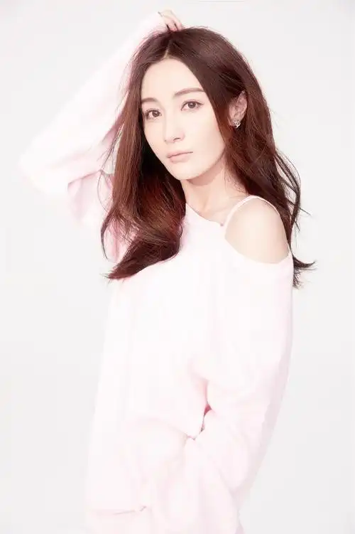 "魔族公主"姚笛曝春日甜美写真