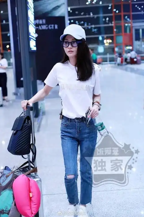 姚笛深夜现身机场私服清秀,一个人拎着大包小包好凄凉