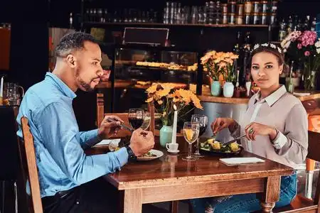 情侣约会吃饭图片