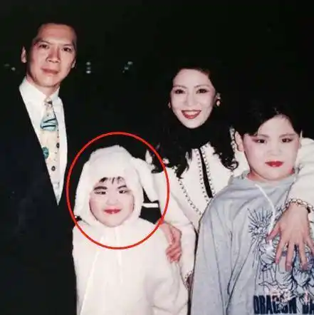 看看向佐小时候的照片后,就知道他配不配得上郭碧婷了!