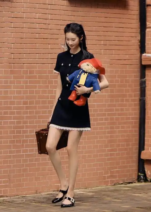 张艺凡大长腿 要是换双鞋就更好看了