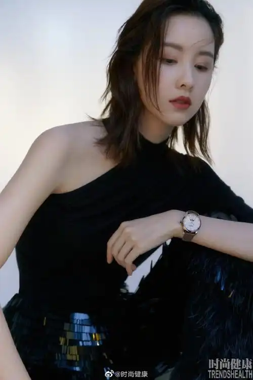 陈都灵清冷风格大片##爱心脏红礼服行动