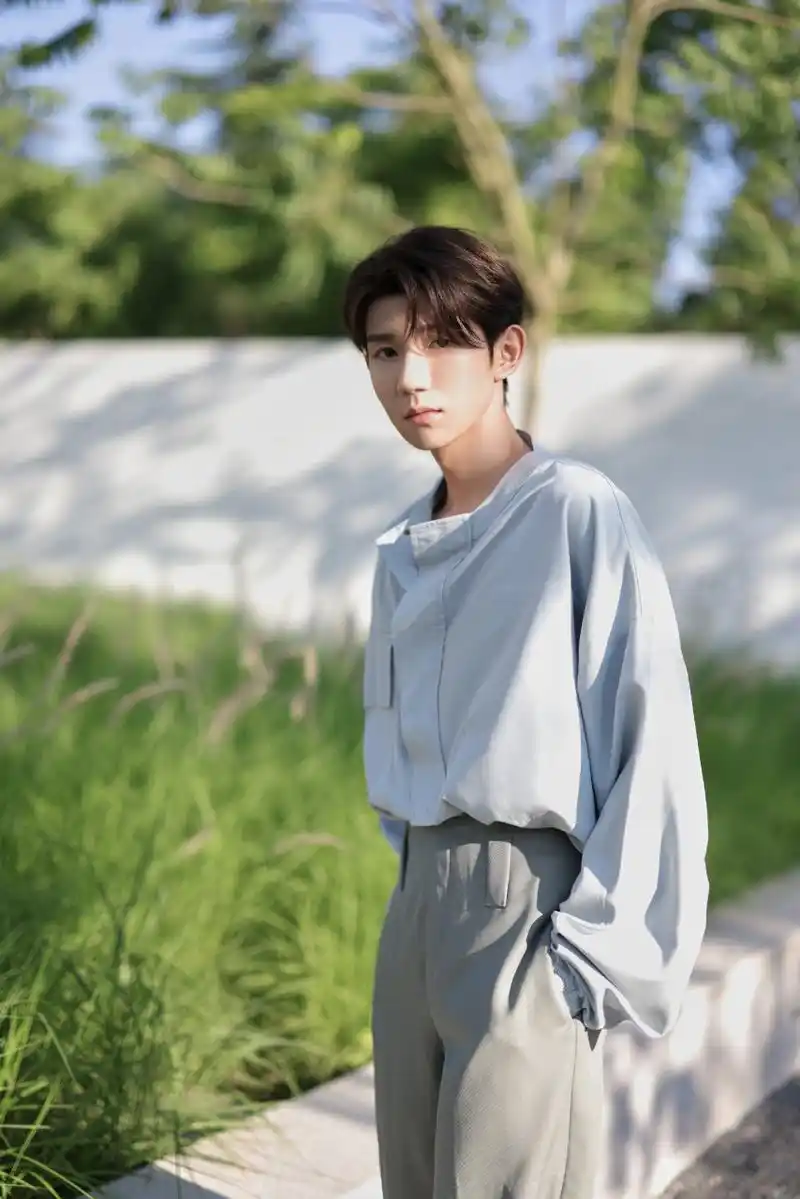 王源真的好帅 薄荷绿丝绸衬衫搭配西装, 清新色系穿搭解构这个夏日