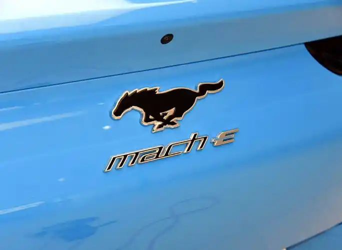 福特版model y,造型溜背,车标是一匹马,轴距近3米,20多万可买