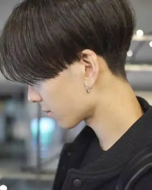 这是男生两边铲光发型的一种,三七分头发两边掏空再盖下来,侧颜帅得不
