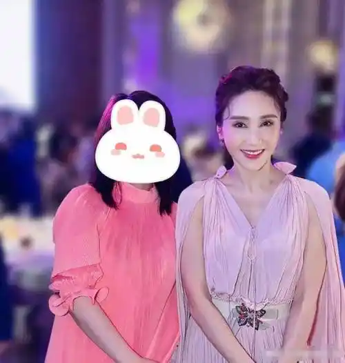 徐子淇黎姿李嘉欣出席儿慈会晚宴,对不起,你的位置由你男人决定_香港