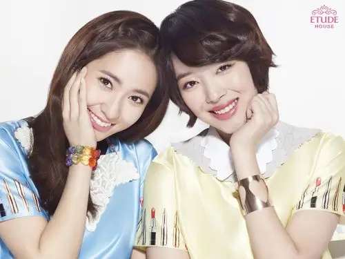 求郑秀晶 崔雪莉代言爱丽小屋的图图