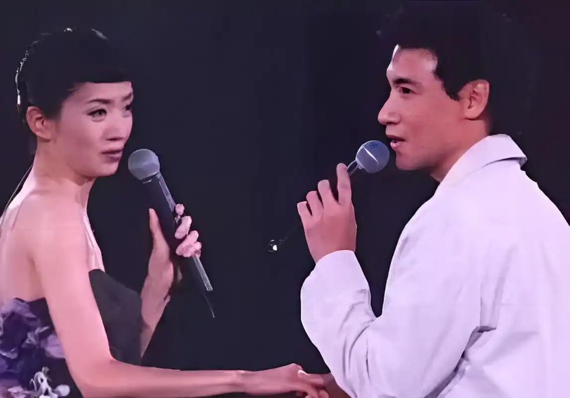 梅艳芳和张学友在老照片的照片梅艳芳的青年!  #ai共创计划