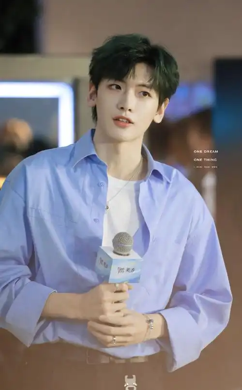 翟潇闻蓝色衬衫