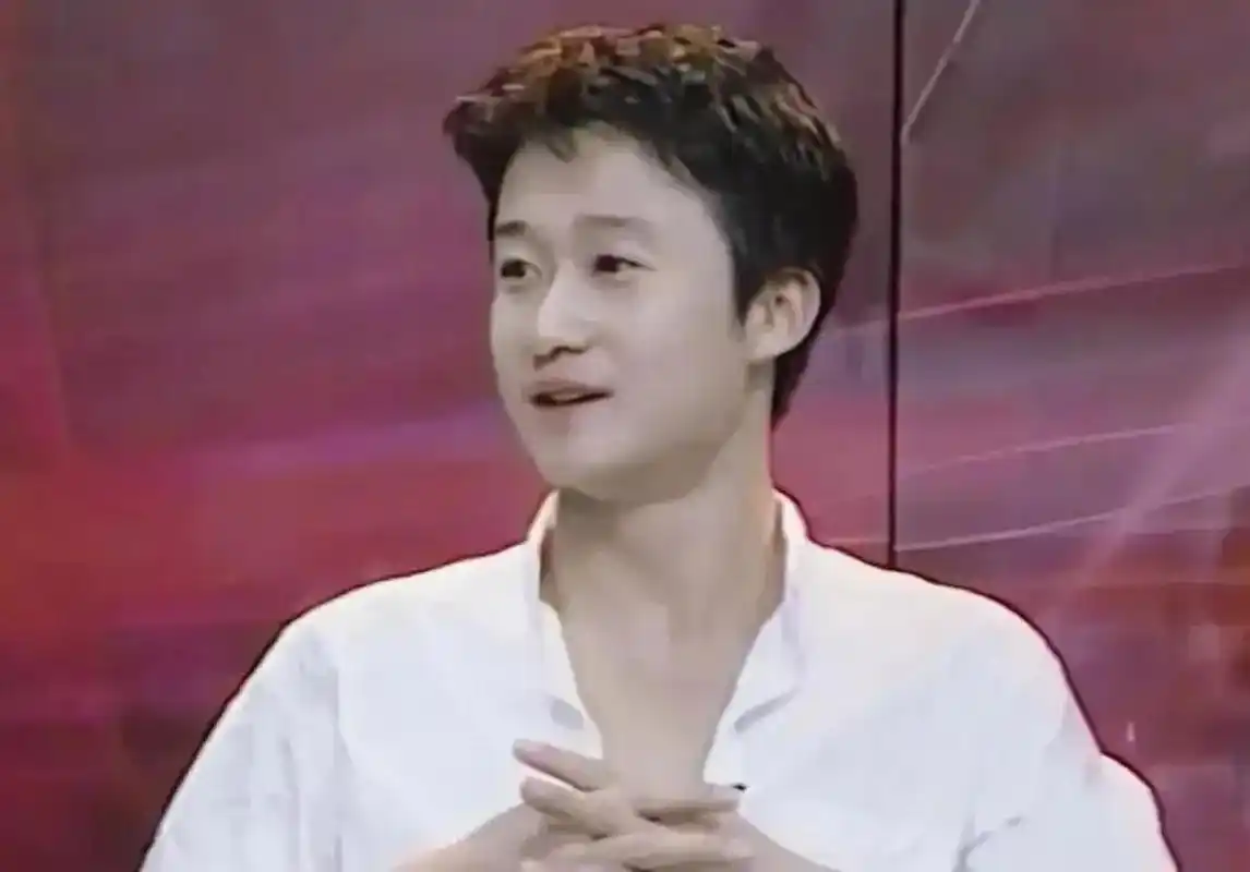 年轻时的吴京皮肤白皙细嫩,五官精致,是个妥妥的小鲜肉.