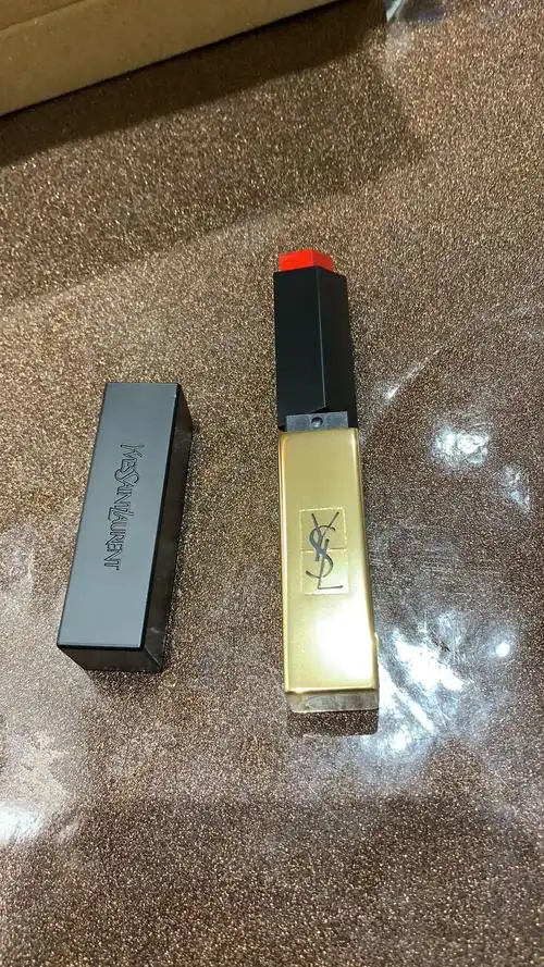 【色调高级】ysl圣罗兰 小金条细管纯口红21号复古正红 2.