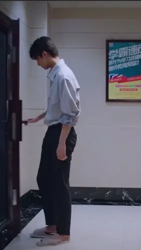 原创宋威龙的一双拖鞋穿帮,《以家人之名》再现bug,细节不合理败好感