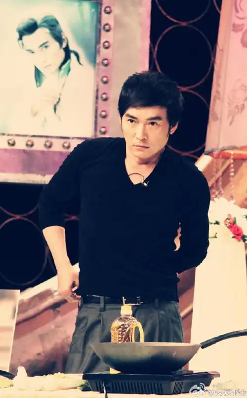焦恩俊超话颜值与气质的完美结合,从清新少年到潮流潮男,从御宅一族到