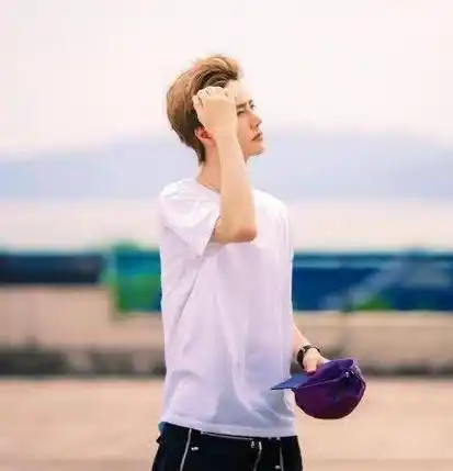 王一博自称中学时是校草,本以为是真的,看到学生旧照我沉默了_照片