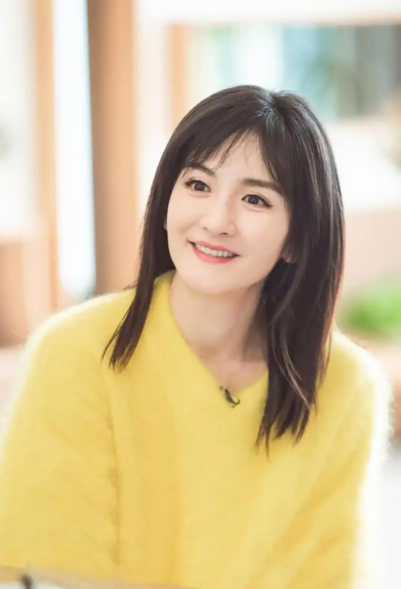 谢娜着淡黄色毛衣披肩长发显温柔笑容治愈
