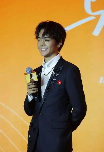 衬衣|英俊|发型|好身材_网易订阅