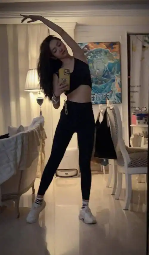 杨蓉晒运动照片,身姿匀称,体态修长,展现姣好身材_自律_女明星_问题