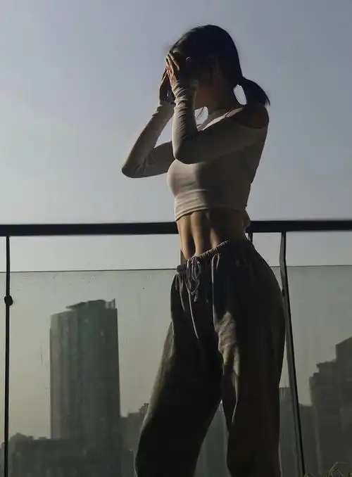 热爱健身的女孩海边比基尼游玩!大秀一字马