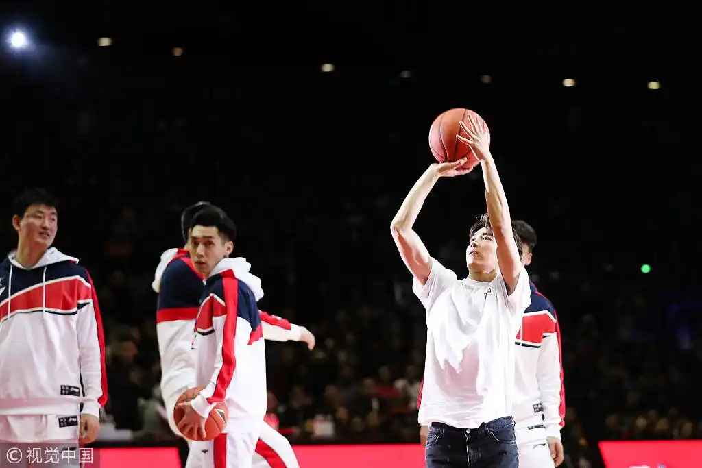 李易峰潮装助阵cba全明星赛 现场投篮大秀球技帅炸天
