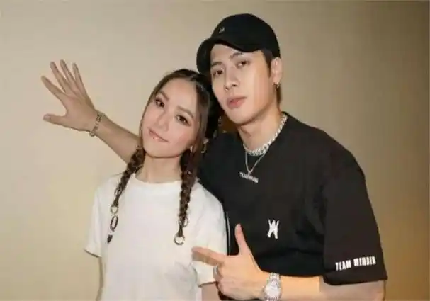 尽管邓紫棋在绯闻男友数量上稍显逊色,不如那些有着一箩筐绯闻男友的