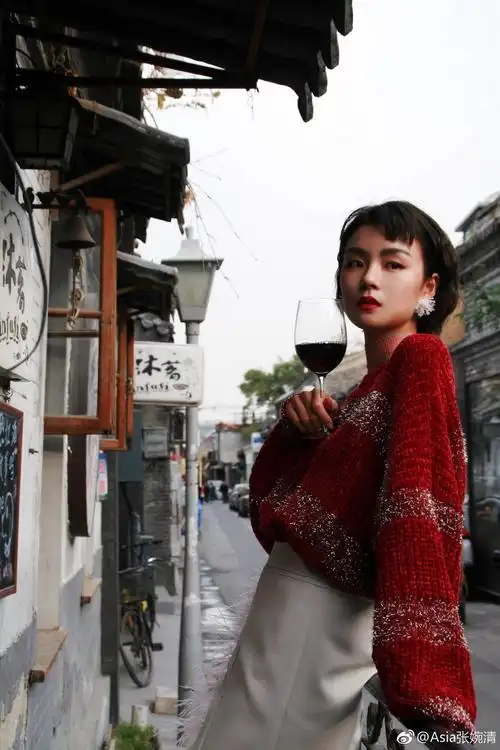 张婉清的嗓音可以说是极具特色了,因为充满磁性,低沉霸气而被称为"