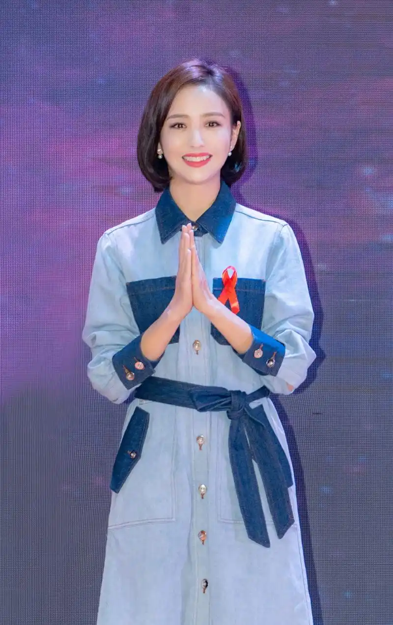 佟丽娅换新发型超年轻,波波头头短发原来那么美,她真不像35岁