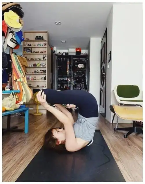 贾静雯练习瑜伽小有成效,倒立有模有样,怕豪宅内景曝光用心p图
