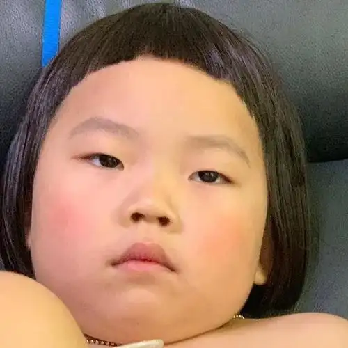 5岁小女孩活成土味大妈每一帧都是表情包网友这神态是影后级别啊