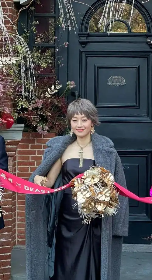 被马伊琍惊艳了!剪了新发型,穿羊羔毛大衣 抹胸裙,美出国际范