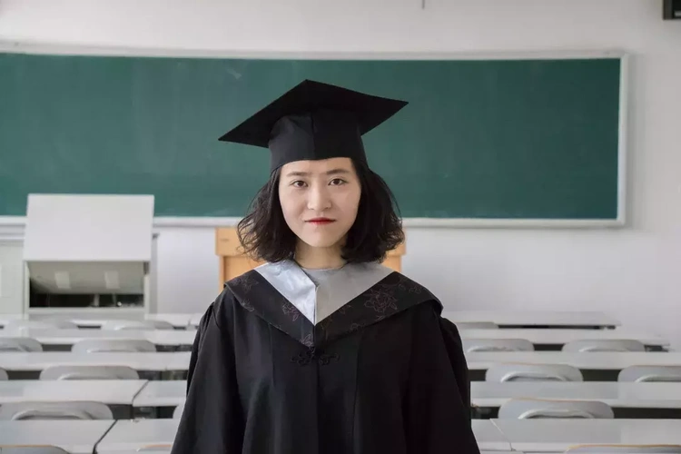 想拍毕业美照?学位服的穿搭文化你了解吗?