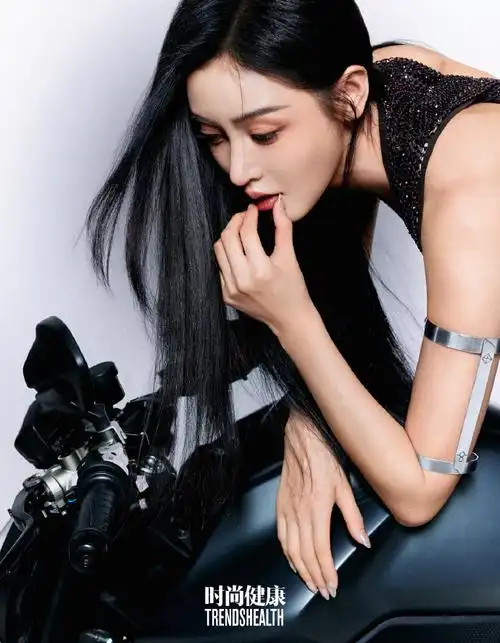 时尚健康封面人物##张天爱机车甜酷大片