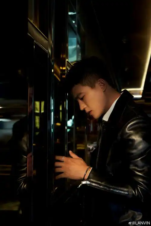 演员,歌手@欧豪身穿「lanvin2024早秋系列」皮革夹克皮革质感表露至简