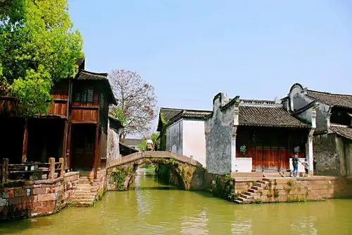 小桥流水,桥是江南水乡古镇不可或缺的.